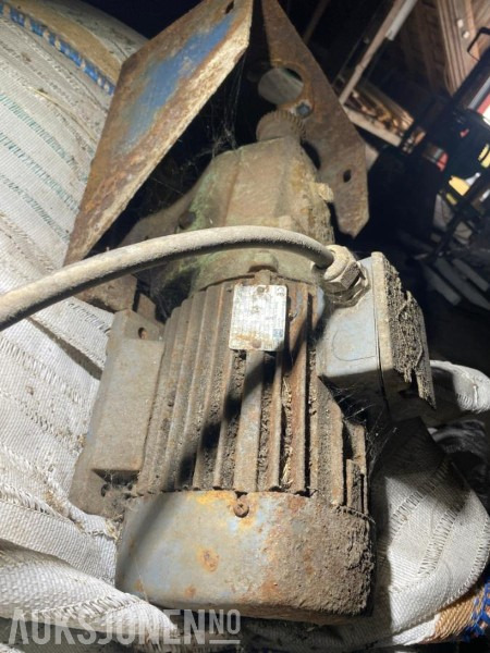 1.5 kw girmotor fra skrue i tippesjakt - Kmetijski stroj: slika 3 1.5 kw girmotor fra skrue i tippesjakt - Kmetijski stroj: slika 3