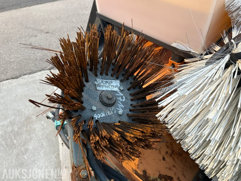 2007 Bema Kommunal-Dual feiekost med vanntank - Kmetijski stroj: slika 5 2007 Bema Kommunal-Dual feiekost med vanntank - Kmetijski stroj: slika 5