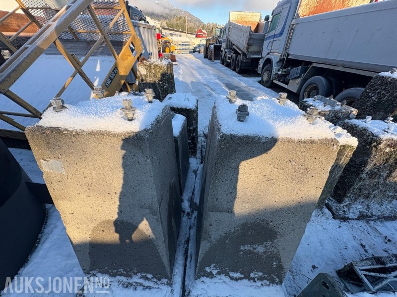 Lattix sikkerhetsmaster / lysmaster 2 stk med 2 stk betongsokler - Gradbena oprema: slika 4 Lattix sikkerhetsmaster / lysmaster 2 stk med 2 stk betongsokler - Gradbena oprema: slika 4