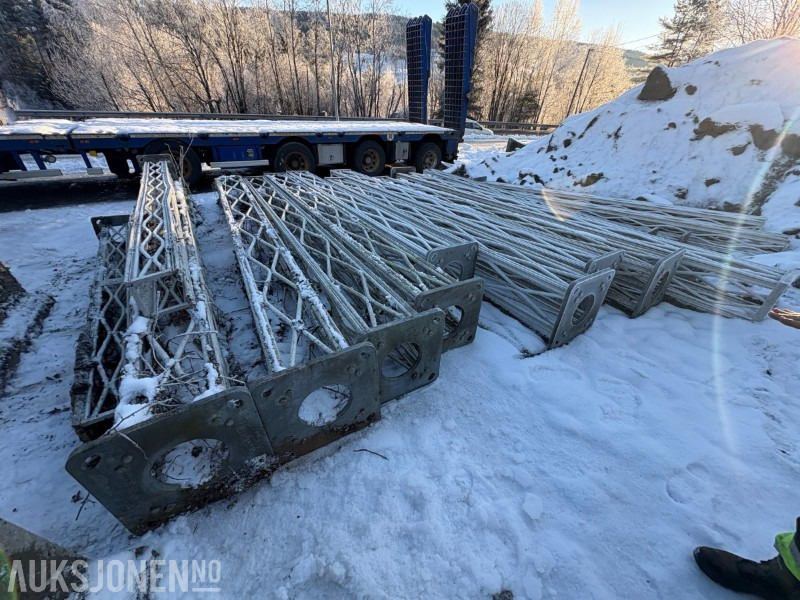 Lattix sikkerhetsmaster / lysmaster 2 stk med 2 stk betongsokler - Gradbena oprema: slika 3 Lattix sikkerhetsmaster / lysmaster 2 stk med 2 stk betongsokler - Gradbena oprema: slika 3