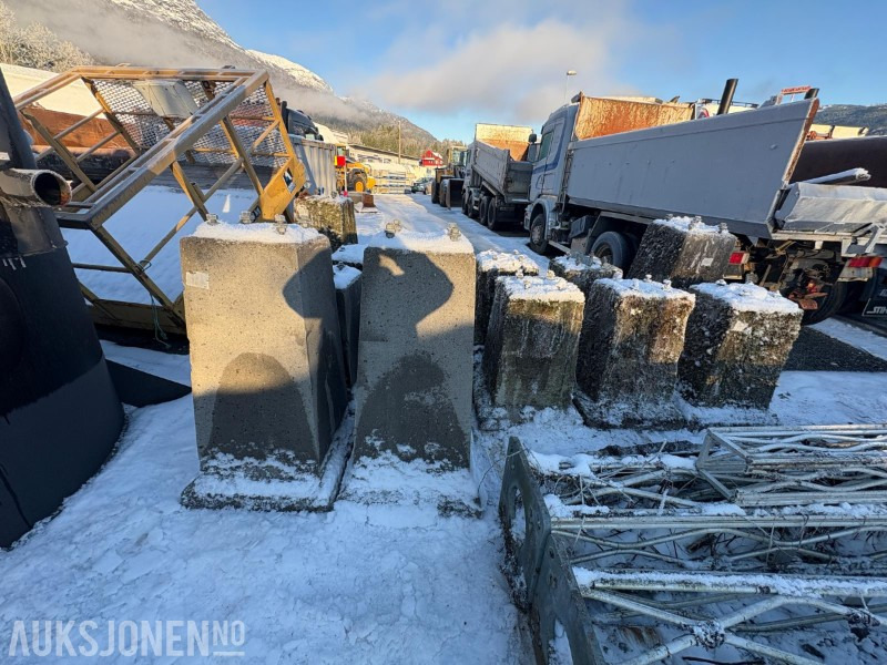 Lattix sikkerhetsmaster / lysmaster 2 stk med 2 stk betongsokler - Gradbena oprema: slika 1 Lattix sikkerhetsmaster / lysmaster 2 stk med 2 stk betongsokler - Gradbena oprema: slika 1