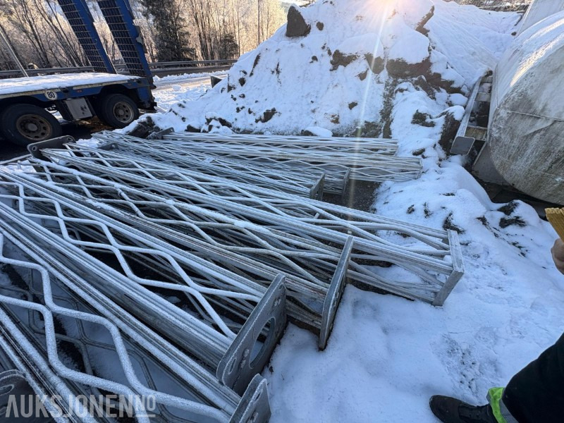 Lattix sikkerhetsmaster / lysmaster 2 stk med 2 stk betongsokler - Gradbena oprema: slika 2 Lattix sikkerhetsmaster / lysmaster 2 stk med 2 stk betongsokler - Gradbena oprema: slika 2