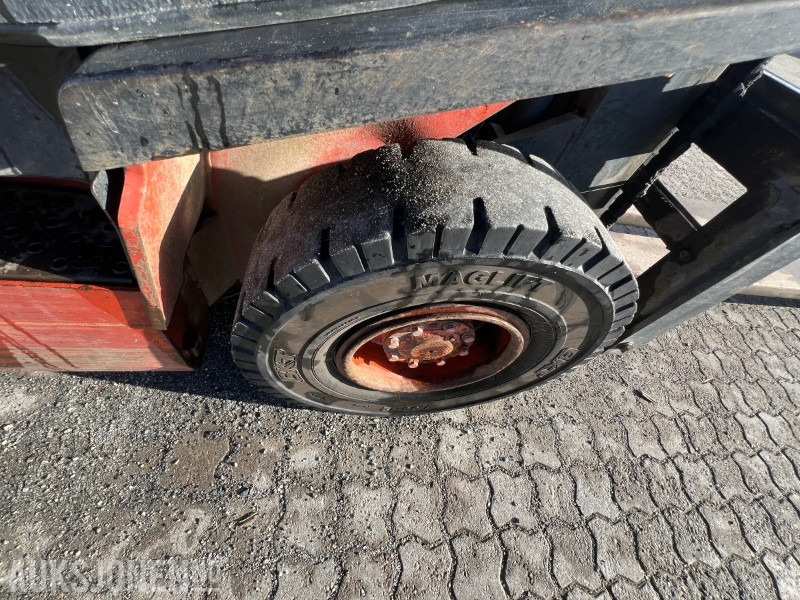 Oprema za rokovanje z materiali Nissan E25 med 2500kg løfte kapasitet 3,3 m løfte høyde: slika 12 Oprema za rokovanje z materiali Nissan E25 med 2500kg løfte kapasitet 3,3 m løfte høyde: slika 12