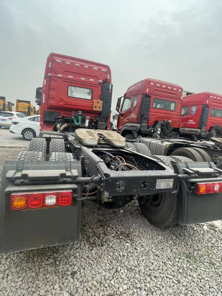 Shacman Right Hand X3000 X5000 (6*4) Semi Truck head Truck Head Tipper Head - Vlačilec: slika 2 Shacman Right Hand X3000 X5000 (6*4) Semi Truck head Truck Head Tipper Head - Vlačilec: slika 2