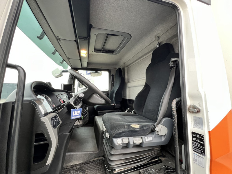 Interior photo 1: MAN TGL 180 4x2 Bakwagen Dhollandia 1000kg / BOX lizing MAN TGL 180 4x2 Bakwagen Dhollandia 1000kg / BOX