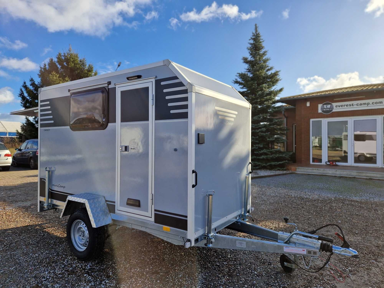 Minicamp Everest Lekki mały kemping camper DMC 600 do 1000kg NOWA - Počitniška prikolica: slika 1 Minicamp Everest Lekki mały kemping camper DMC 600 do 1000kg NOWA - Počitniška prikolica: slika 1