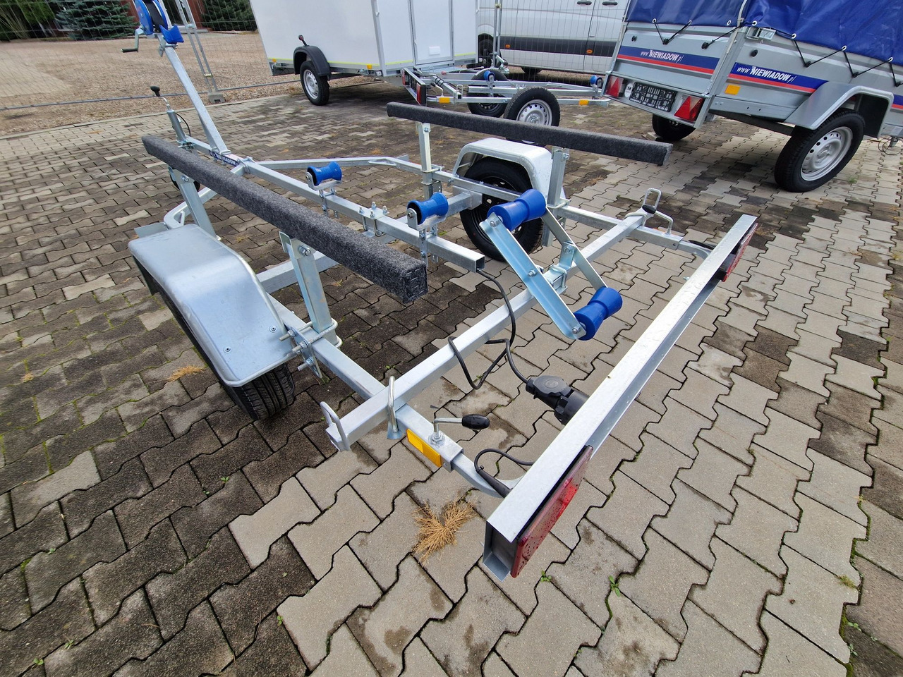 Nowa Przyczepa 2025 Podłodziowa ponton łódź Niewiadów P400 P415 do 6m - Prikolica avtotransporter: slika 2 Nowa Przyczepa 2025 Podłodziowa ponton łódź Niewiadów P400 P415 do 6m - Prikolica avtotransporter: slika 2