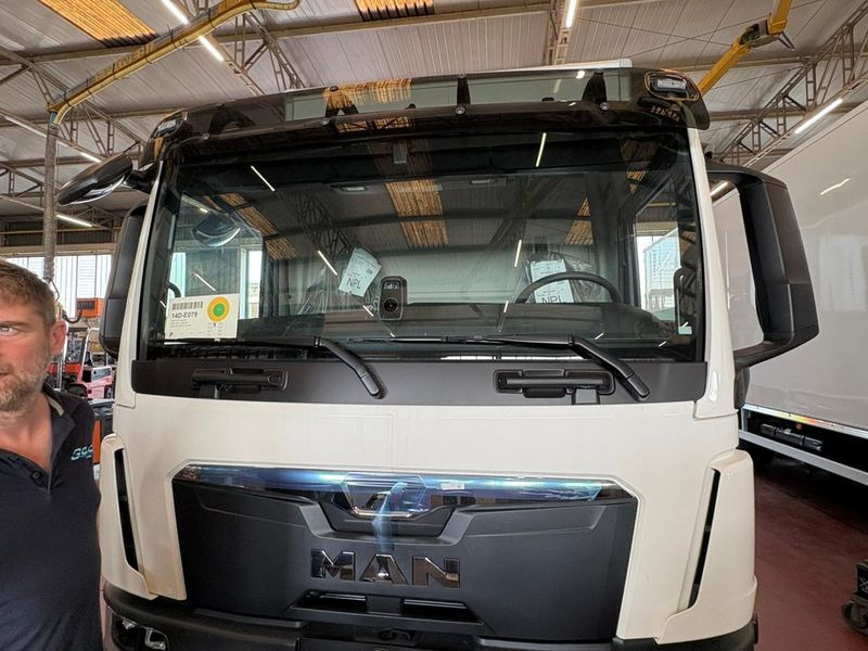 CUBO CON PEDANA 4x2 250hp MAN TGL 12.250 4x2 BL CH - Tovornjak zabojnik: slika 3 CUBO CON PEDANA 4x2 250hp MAN TGL 12.250 4x2 BL CH - Tovornjak zabojnik: slika 3