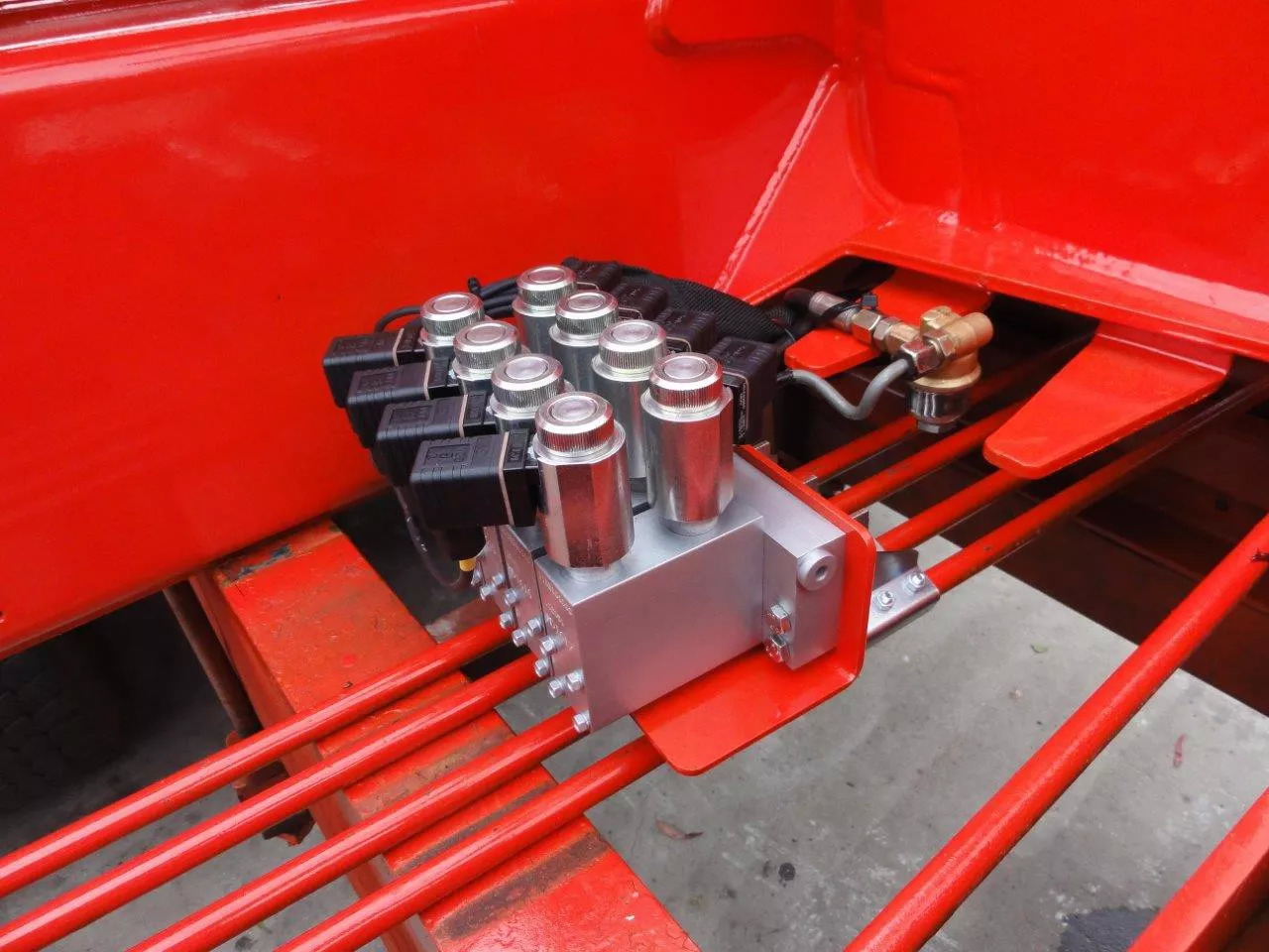 Actuator block MOD 10 for 6 function12/ 24VDC Retrofit Kit for crane with valve without solenoids Fassi Hiab Palfinger 12/24V - Gradbeni stroj: slika 2 Actuator block MOD 10 for 6 function12/ 24VDC Retrofit Kit for crane with valve without solenoids Fassi Hiab Palfinger 12/24V - Gradbeni stroj: slika 2