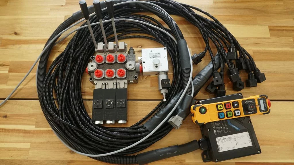 Monoblock hydraulic valve Galtech 3 sections 60 l/min 15 gpm 12 V + Remote radio Palfinger, Hiab, Fassi - Gradbeni stroj: slika 4 Monoblock hydraulic valve Galtech 3 sections 60 l/min 15 gpm 12 V + Remote radio Palfinger, Hiab, Fassi - Gradbeni stroj: slika 4