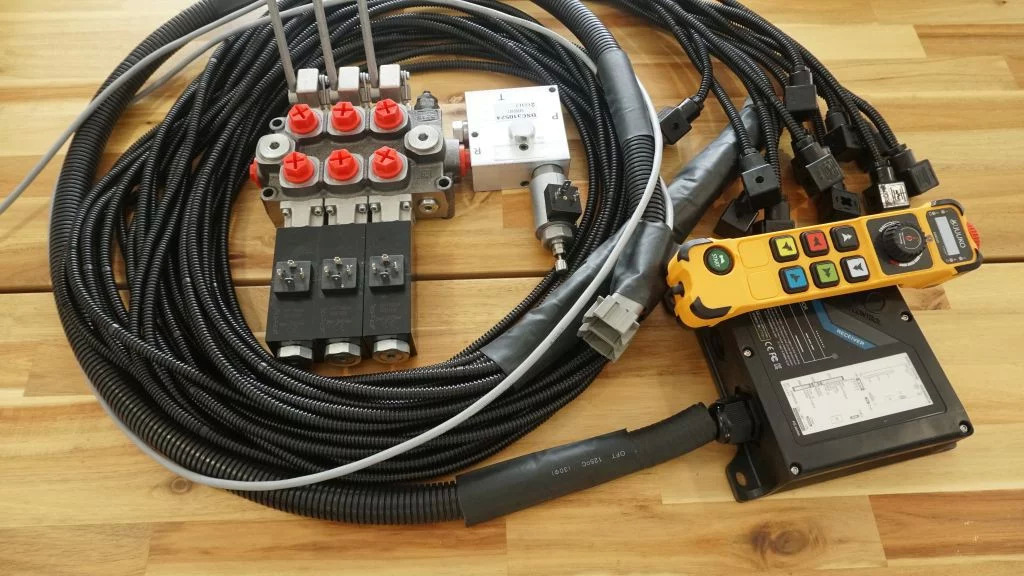 Monoblock hydraulic valve Galtech 3 sections 60 l/min 15 gpm 12 V + Remote radio Palfinger, Hiab, Fassi - Gradbeni stroj: slika 1 Monoblock hydraulic valve Galtech 3 sections 60 l/min 15 gpm 12 V + Remote radio Palfinger, Hiab, Fassi - Gradbeni stroj: slika 1