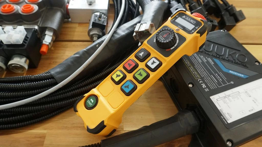 Monoblock hydraulic valve Galtech 3 sections 60 l/min 15 gpm 12 V + Remote radio Palfinger, Hiab, Fassi - Gradbeni stroj: slika 3 Monoblock hydraulic valve Galtech 3 sections 60 l/min 15 gpm 12 V + Remote radio Palfinger, Hiab, Fassi - Gradbeni stroj: slika 3