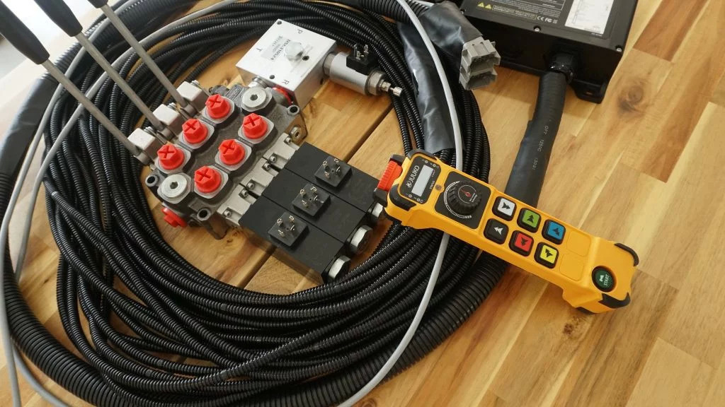 Monoblock hydraulic valve Galtech 3 sections 60 l/min 15 gpm 12 V + Remote radio Palfinger, Hiab, Fassi - Gradbeni stroj: slika 2 Monoblock hydraulic valve Galtech 3 sections 60 l/min 15 gpm 12 V + Remote radio Palfinger, Hiab, Fassi - Gradbeni stroj: slika 2