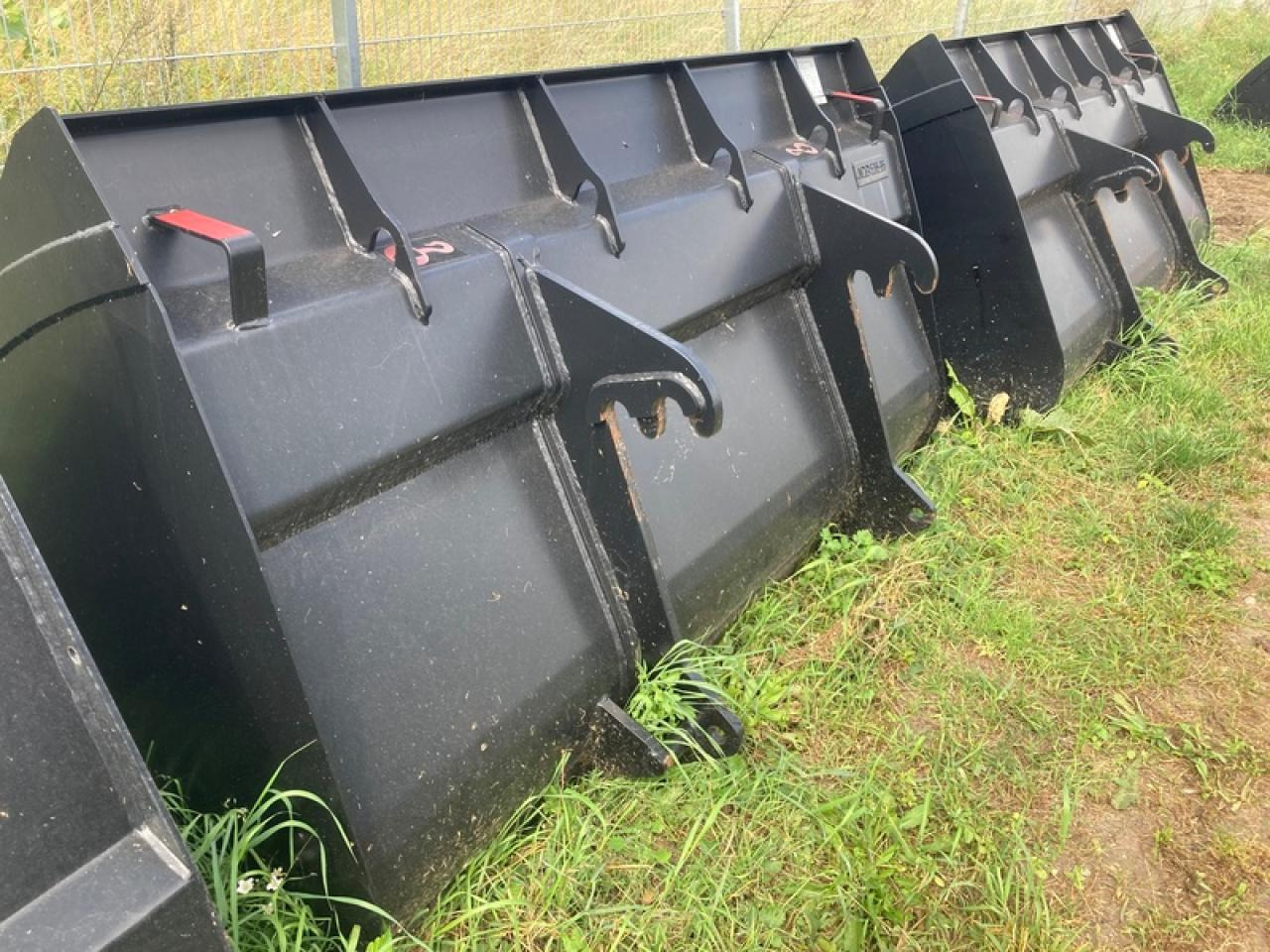 JCB LSB LEICHTGUTSCHAUFEL JCB Q-FIT - Žlica za nakladalnik: slika 2 JCB LSB LEICHTGUTSCHAUFEL JCB Q-FIT - Žlica za nakladalnik: slika 2
