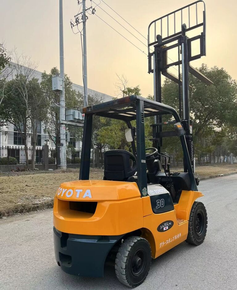Toyota Made in Japan 7FD30 3ton 5ton 7FD50 for sale - Diesel viličar: slika 1 Toyota Made in Japan 7FD30 3ton 5ton 7FD50 for sale - Diesel viličar: slika 1