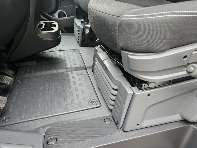 FIAT Ducato 35 140 Serie10-9.2 L2H1 Premium Kabine - Furgon: slika 4 FIAT Ducato 35 140 Serie10-9.2 L2H1 Premium Kabine - Furgon: slika 4