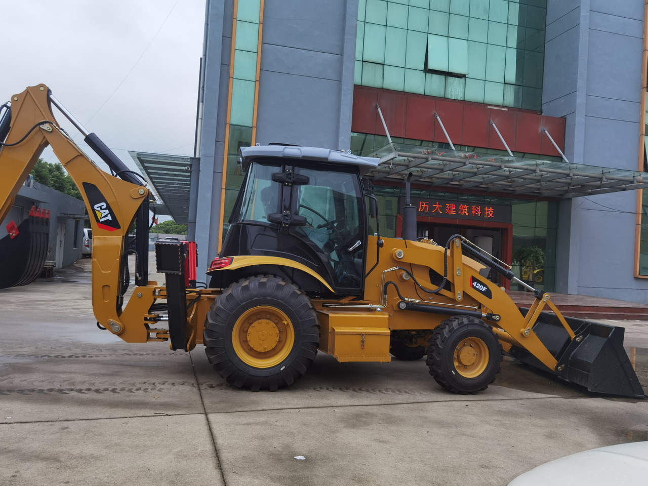 CAT 420F Backhoe Loader - Bager nakladalec: slika 2 CAT 420F Backhoe Loader - Bager nakladalec: slika 2