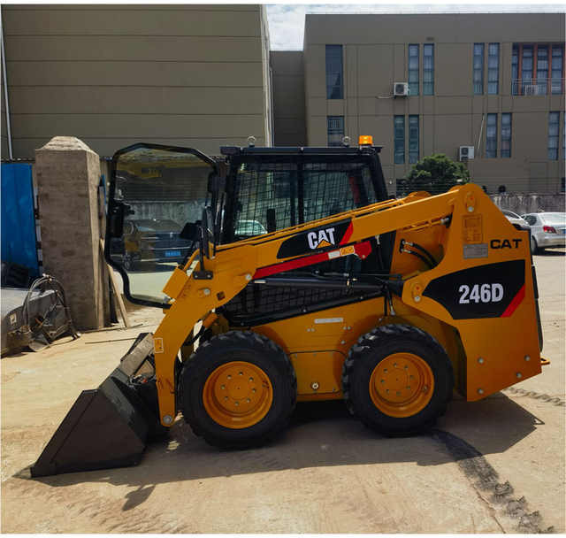 Cat 246d skid loaders - Mini nakladalec: slika 2 Cat 246d skid loaders - Mini nakladalec: slika 2