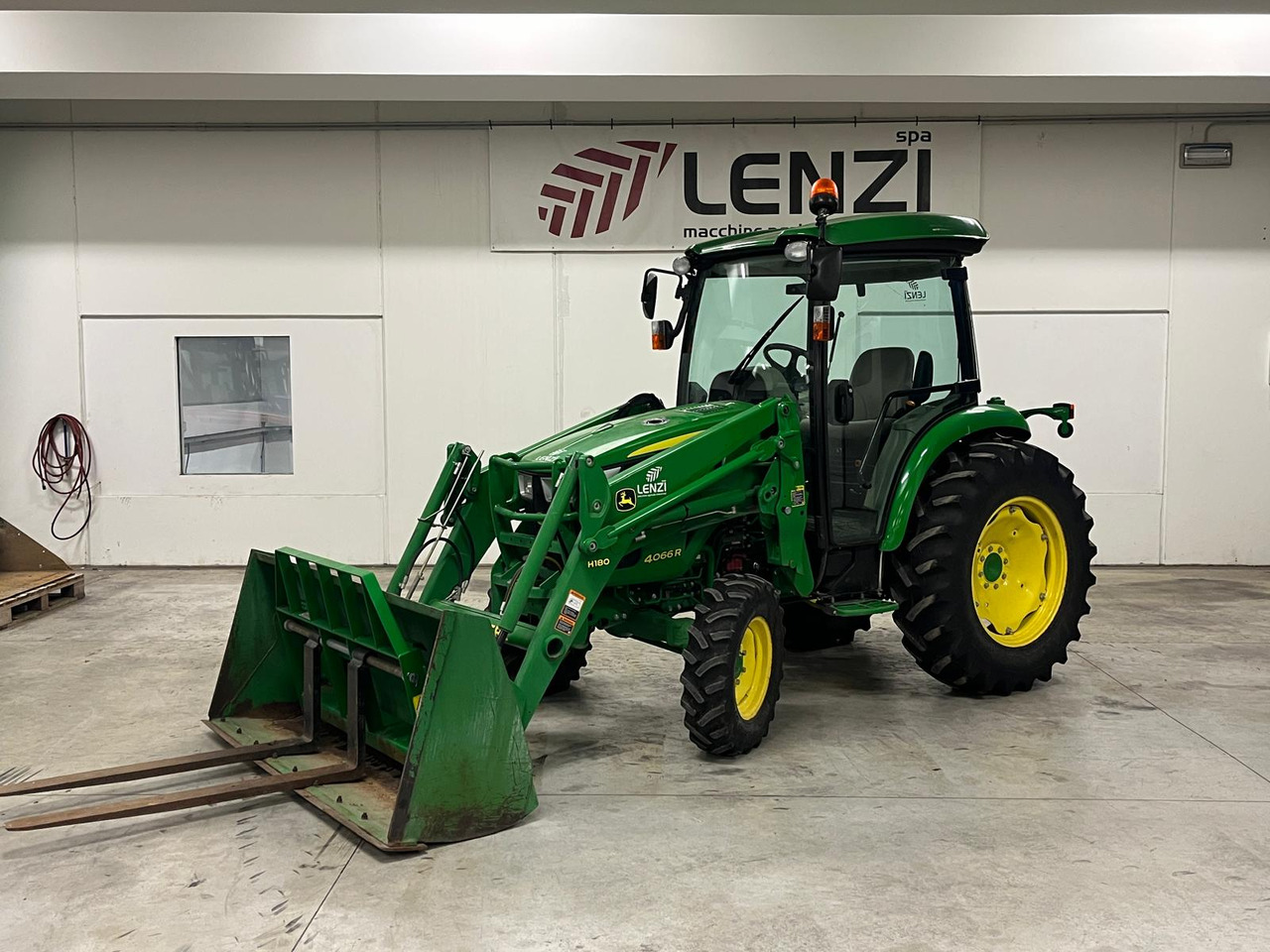 TRATTORE JOHN DEERE 4066 R ( IDROSTATICO ) - Traktor: slika 1 TRATTORE JOHN DEERE 4066 R ( IDROSTATICO ) - Traktor: slika 1