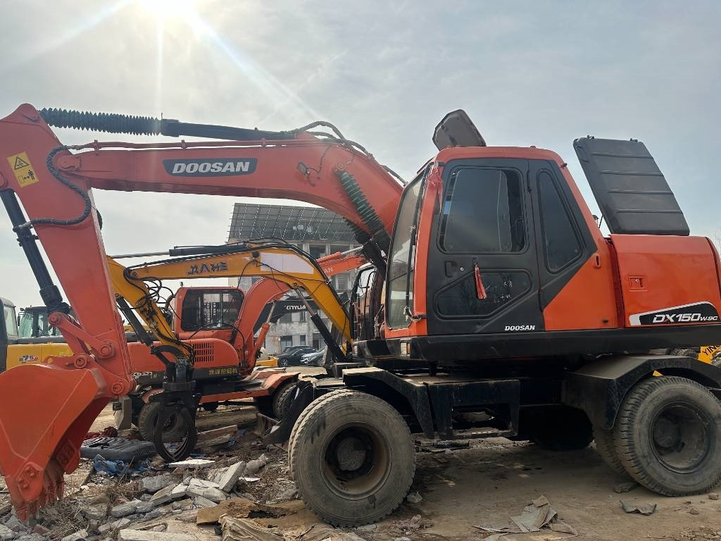 Doosan 150 - Bager na kolesih: slika 1 Doosan 150 - Bager na kolesih: slika 1