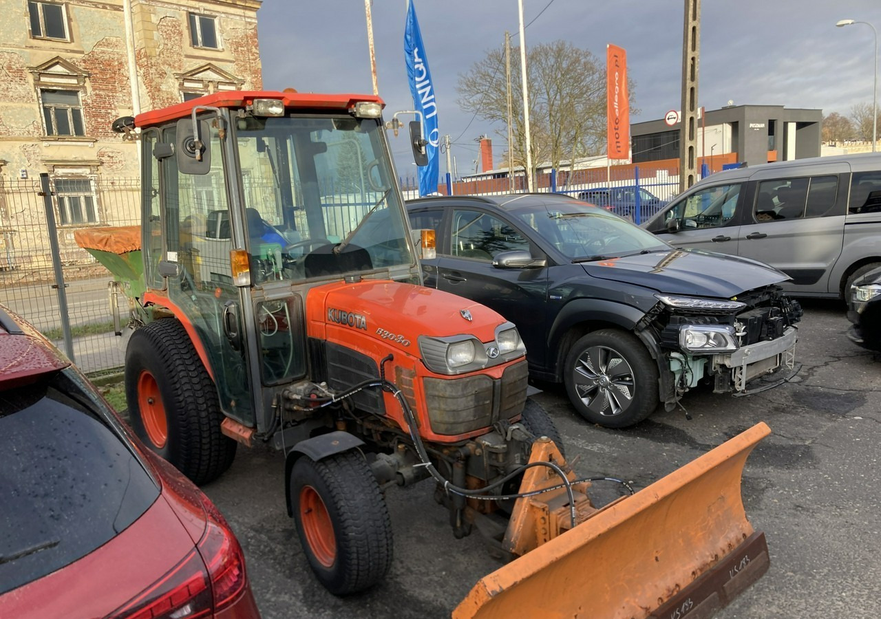Inna Inny Traktor Kubota 4X4 B 3030 Odśnieżarka posypywarka Pług 2011 - Mestni traktor: slika 2 Inna Inny Traktor Kubota 4X4 B 3030 Odśnieżarka posypywarka Pług 2011 - Mestni traktor: slika 2