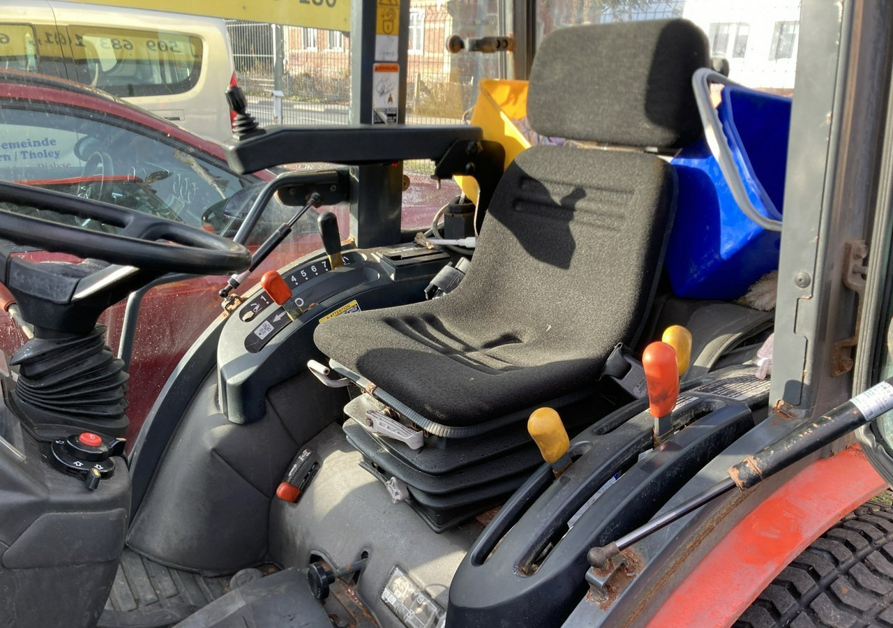 Inna Inny Traktor Kubota 4X4 B 3030 Odśnieżarka posypywarka Pług 2011 - Mestni traktor: slika 3 Inna Inny Traktor Kubota 4X4 B 3030 Odśnieżarka posypywarka Pług 2011 - Mestni traktor: slika 3