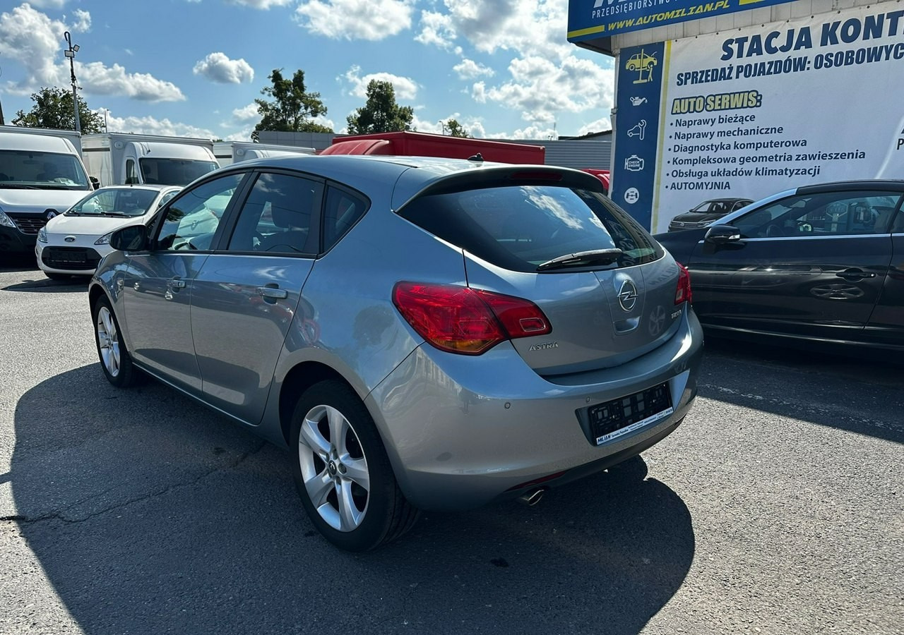 Opel Astra H Opel Astra 1.4-140KM Nowy silnik świeżo sprowadzony 2012 - Kombilimuzina: slika 4 Opel Astra H Opel Astra 1.4-140KM Nowy silnik świeżo sprowadzony 2012 - Kombilimuzina: slika 4