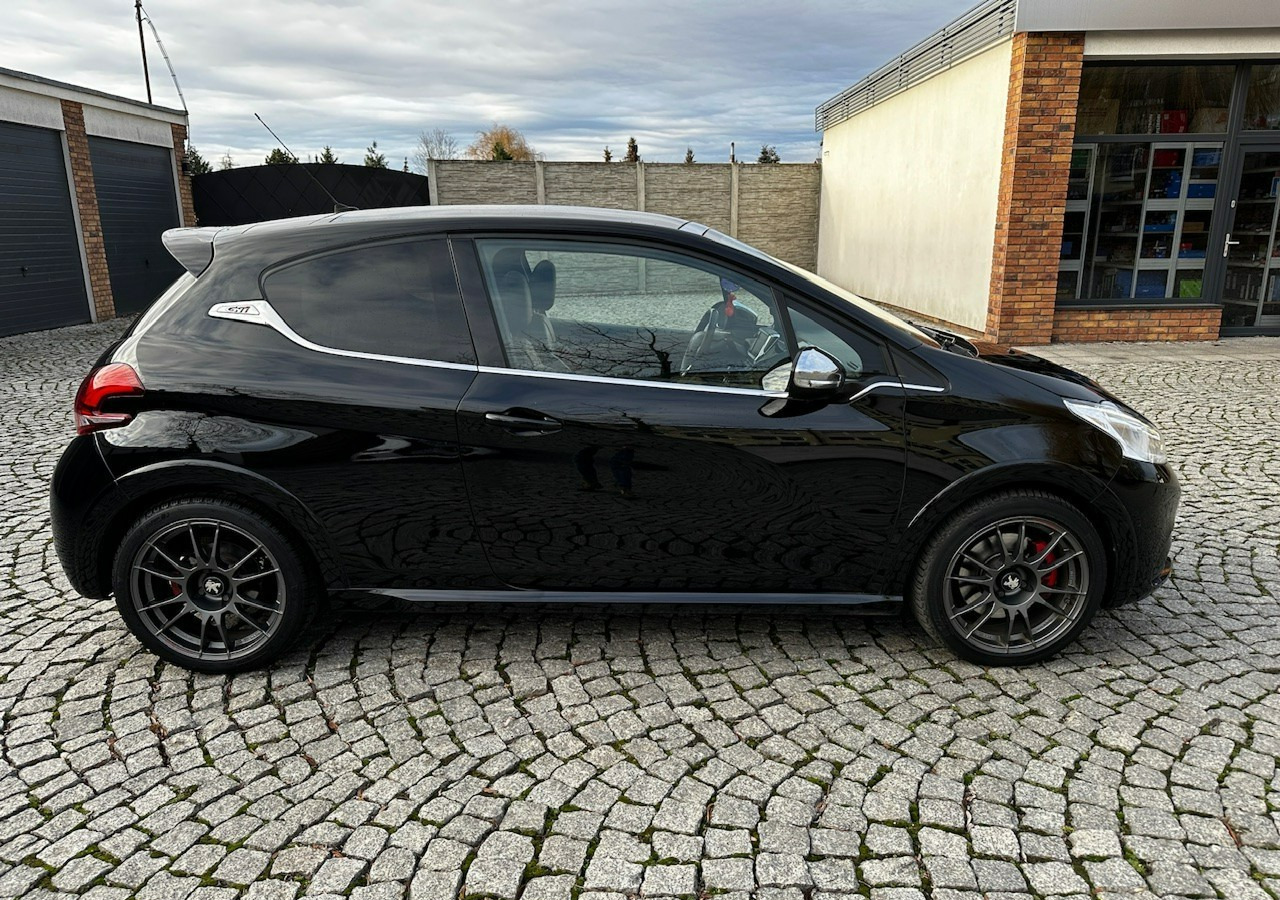 Peugeot 208 I 208GTI Sport 1.6THP 208KM Panorama Led JBL Navi Kamera OZ-Racing 201 - Avtomobil: slika 2 Peugeot 208 I 208GTI Sport 1.6THP 208KM Panorama Led JBL Navi Kamera OZ-Racing 201 - Avtomobil: slika 2
