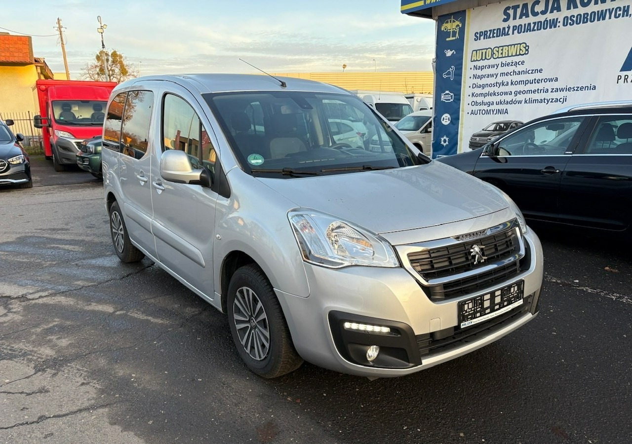 Peugeot Partner II Partner Tepee 1.6 HDI 120KM Family Klimatronik 2xDrzwi 2016 - Karavan: slika 2 Peugeot Partner II Partner Tepee 1.6 HDI 120KM Family Klimatronik 2xDrzwi 2016 - Karavan: slika 2