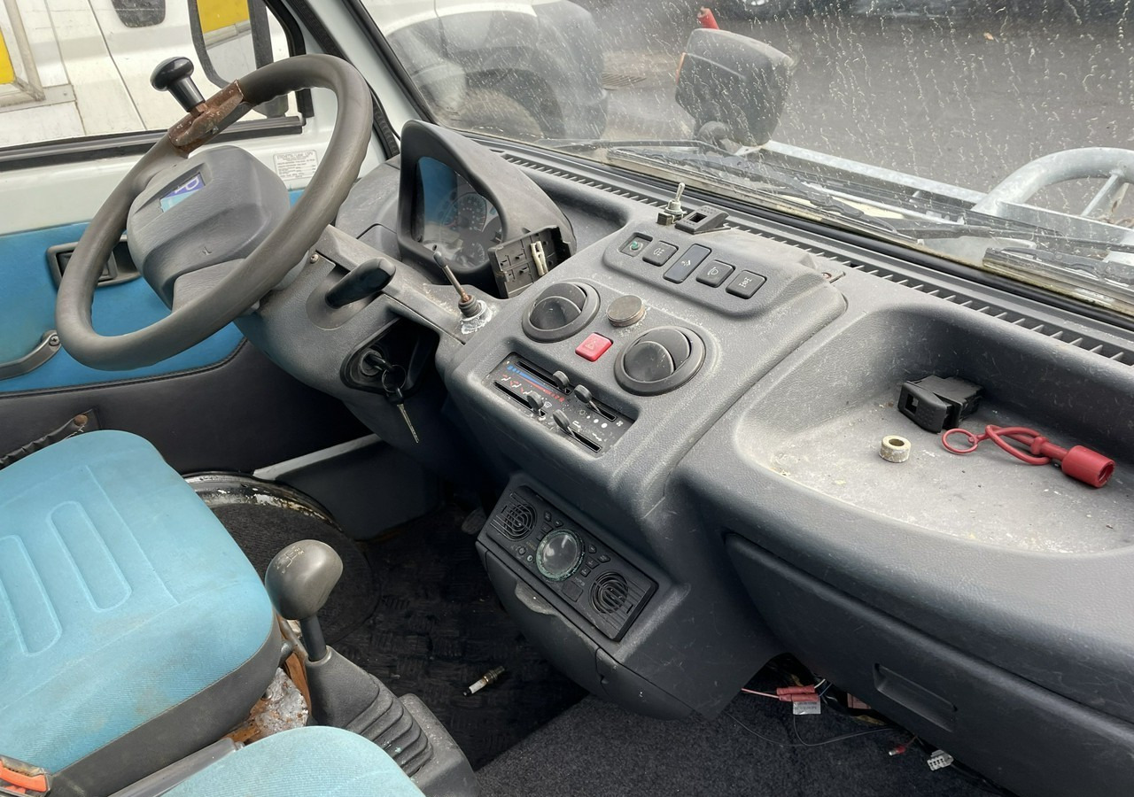 Piaggio Piaggio PFAU Wywrotka 4X4 posypywarka odśnieżarka pług 2009 - Vozilo za zimsko službo: slika 3 Piaggio Piaggio PFAU Wywrotka 4X4 posypywarka odśnieżarka pług 2009 - Vozilo za zimsko službo: slika 3