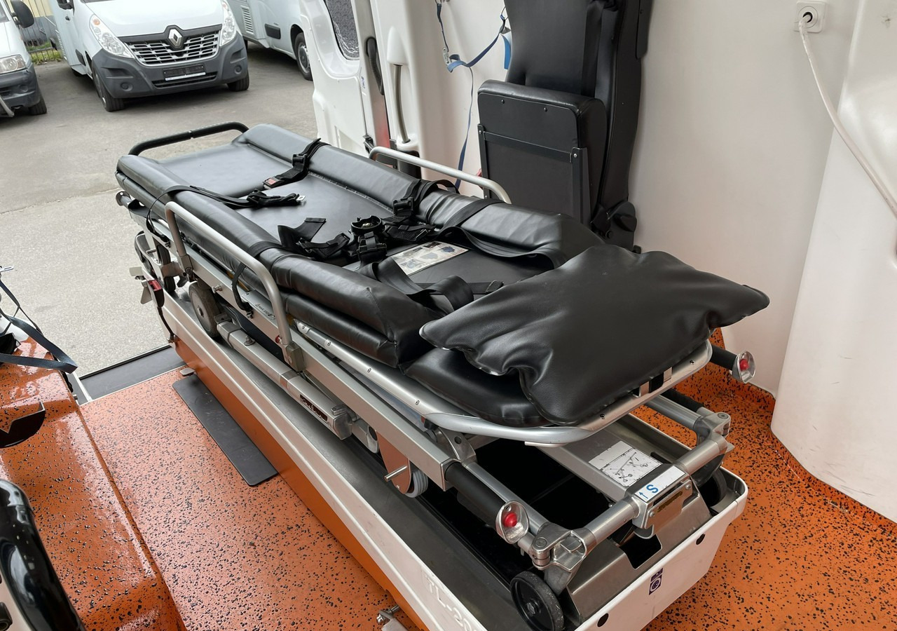 Volkswagen Crafter Crafter 2.0-163KM Karetka Ambulans Wyposażony Model 2016 - Reševalno vozilo: slika 3 Volkswagen Crafter Crafter 2.0-163KM Karetka Ambulans Wyposażony Model 2016 - Reševalno vozilo: slika 3