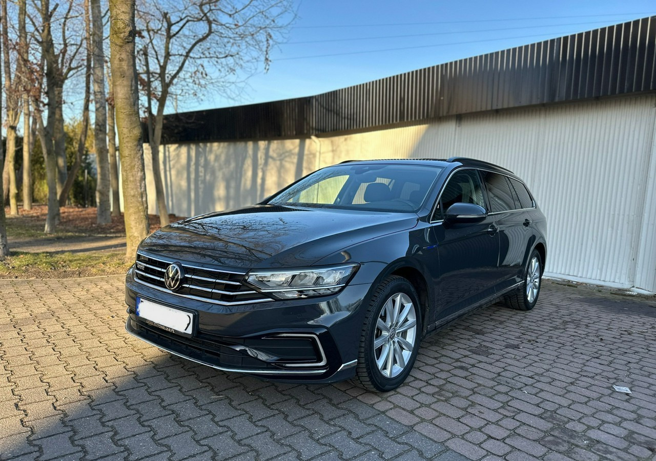 Volkswagen Passat B8 GTE 1.4TSI 218KM Hybryda Plug-in zasięg 50km Panorama*Navi*Skóra*FV2 - Avtomobil: slika 1 Volkswagen Passat B8 GTE 1.4TSI 218KM Hybryda Plug-in zasięg 50km Panorama*Navi*Skóra*FV2 - Avtomobil: slika 1