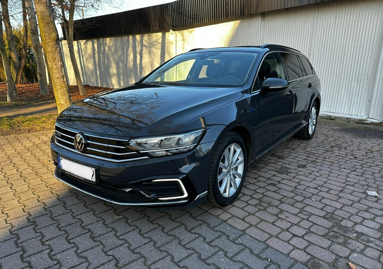 Volkswagen Passat B8 GTE 1.4TSI 218KM Hybryda Plug-in zasięg 50km Panorama*Navi*Skóra*FV2 - Avtomobil: slika 1 Volkswagen Passat B8 GTE 1.4TSI 218KM Hybryda Plug-in zasięg 50km Panorama*Navi*Skóra*FV2 - Avtomobil: slika 1