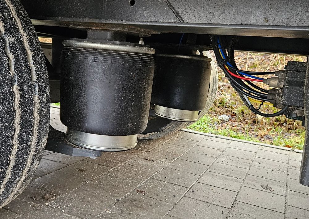 Fliegl PRZYCZEPA CIĘŻAROWA / 60m3 / 2 SZT IDENTYCZNE / NOWE PLANDEKI W CENIE / 3M WYSOKA / TANDEM / 2 OSIE / 19 PALET / DOLNY SPRZĘG / 18 TON DMC / 13 TON ŁADOWNOŚĆ - Prikolica s ponjavo: slika 5 Fliegl PRZYCZEPA CIĘŻAROWA / 60m3 / 2 SZT IDENTYCZNE / NOWE PLANDEKI W CENIE / 3M WYSOKA / TANDEM / 2 OSIE / 19 PALET / DOLNY SPRZĘG / 18 TON DMC / 13 TON ŁADOWNOŚĆ - Prikolica s ponjavo: slika 5