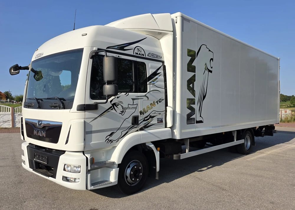 MAN TGL 12.250 / KONTENER / IZOTERMA / WINDA / 2019R / EURO 6 / PEŁEN SERWIS / 6 TON ŁADOWNOŚĆ / SPROWADZONY / ZADBANY / JAK NOWY / KSIĄŻKA SERWISOWA / E6 / 17 PALET - Tovornjak zabojnik: slika 1 MAN TGL 12.250 / KONTENER / IZOTERMA / WINDA / 2019R / EURO 6 / PEŁEN SERWIS / 6 TON ŁADOWNOŚĆ / SPROWADZONY / ZADBANY / JAK NOWY / KSIĄŻKA SERWISOWA / E6 / 17 PALET - Tovornjak zabojnik: slika 1