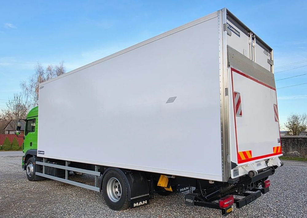 MAN TGM 18.320 / 18.290 / 15.290 / IZOTERMA / WINDA / 19PALET / E6 / 08.2018 / LIFT / SPROWADZONY / AUTOMAT / SYPIALKA / PIERWSZY WŁAŚCICIEL / BOCZNE DRZWI / STAN BARDZO DOBRY - Tovornjak hladilnik: slika 4 MAN TGM 18.320 / 18.290 / 15.290 / IZOTERMA / WINDA / 19PALET / E6 / 08.2018 / LIFT / SPROWADZONY / AUTOMAT / SYPIALKA / PIERWSZY WŁAŚCICIEL / BOCZNE DRZWI / STAN BARDZO DOBRY - Tovornjak hladilnik: slika 4