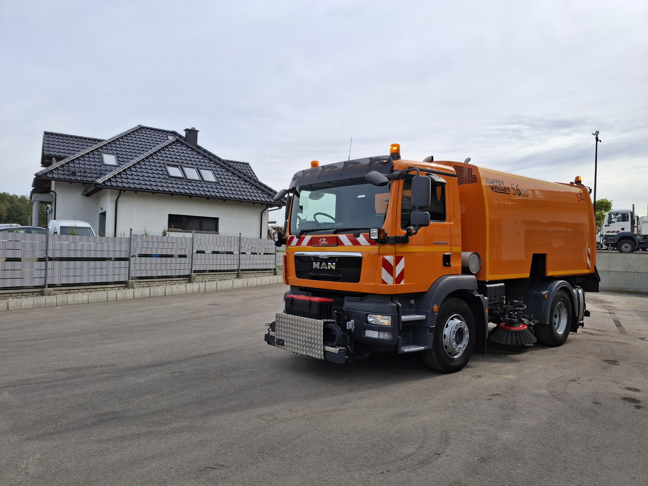 MAN TGM 18.250 Zamiatarka Kupper Weisser BROCK 2 Motoren Szczotki L/R PM10 Odchwaszczarka - Vozilo za pometanje: slika 3 MAN TGM 18.250 Zamiatarka Kupper Weisser BROCK 2 Motoren Szczotki L/R PM10 Odchwaszczarka - Vozilo za pometanje: slika 3