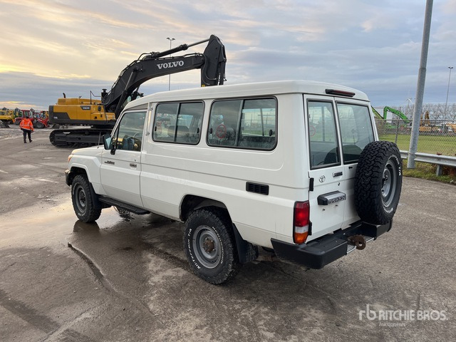 2018 Toyota Land Cruiser 4WD SUV - SUV: slika 2 2018 Toyota Land Cruiser 4WD SUV - SUV: slika 2