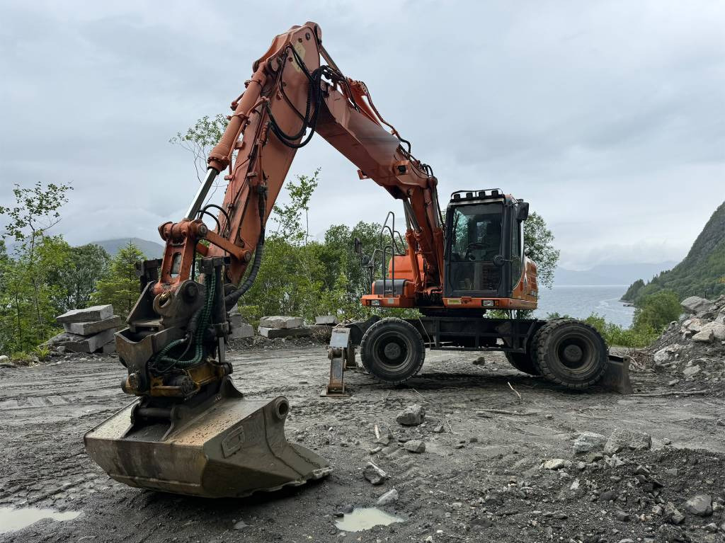 Doosan 140 W - Bager na kolesih: slika 1 Doosan 140 W - Bager na kolesih: slika 1