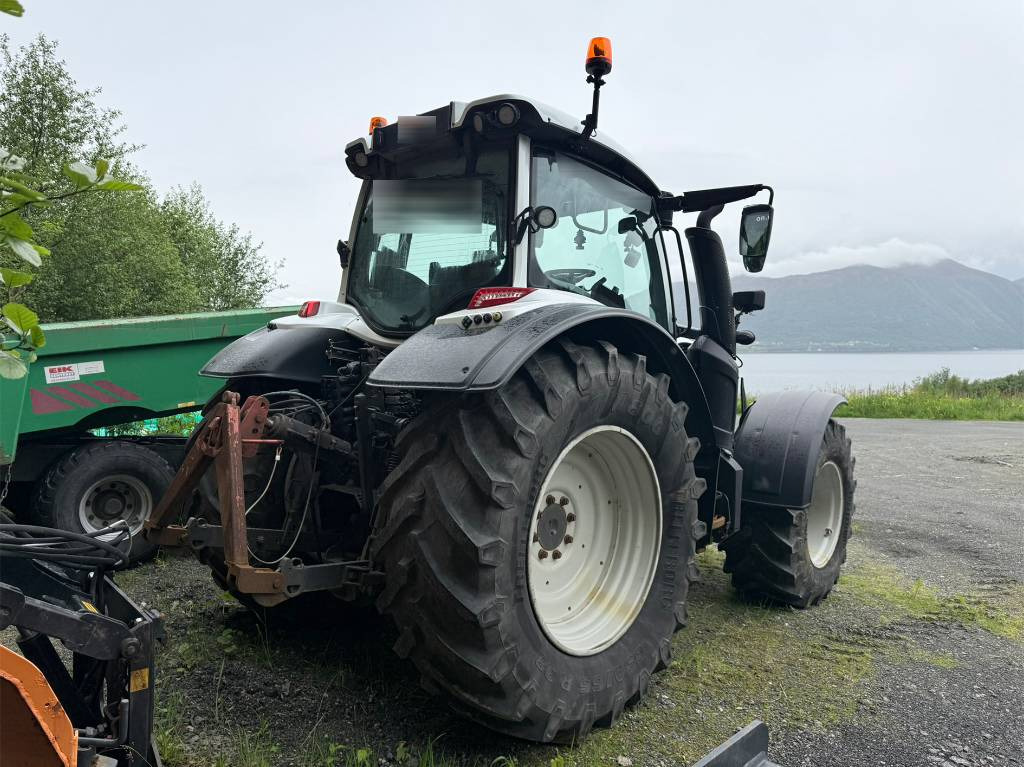 Valtra N 174 med frontlaster - Traktor: slika 3 Valtra N 174 med frontlaster - Traktor: slika 3