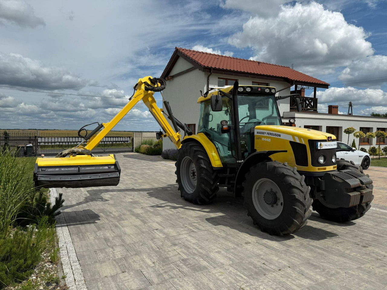 Massey Ferguson 6445 z kosiarką wysięgnikową do poboczy Rousseau T hénor 510 L FI - Traktor: slika 1 Massey Ferguson 6445 z kosiarką wysięgnikową do poboczy Rousseau T hénor 510 L FI - Traktor: slika 1