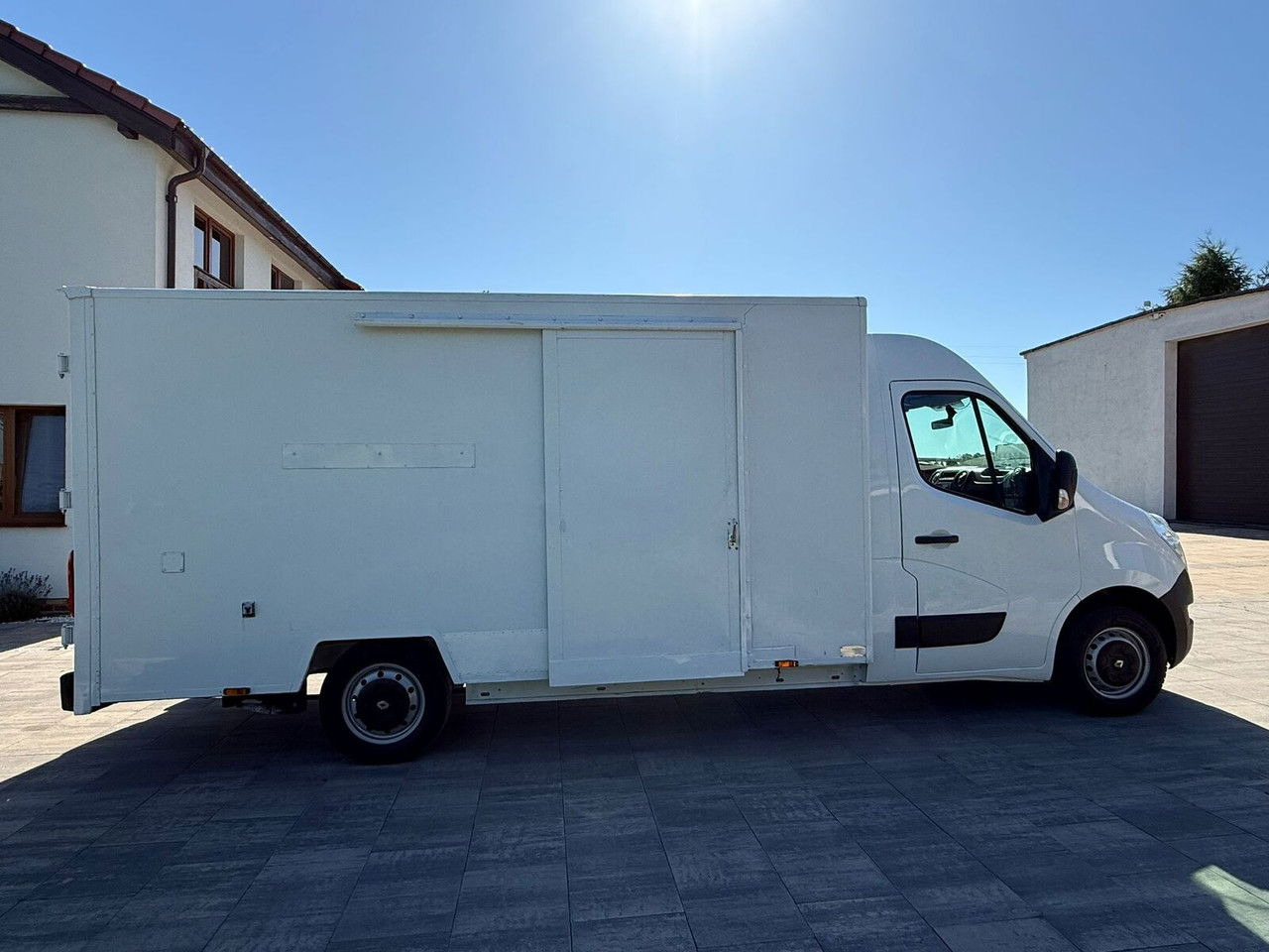 Renault Master Kontener niskopodłogowy Rampa najazdowa Sprowadzony Zarej - Dostavno vozilo z zabojnikom: slika 4 Renault Master Kontener niskopodłogowy Rampa najazdowa Sprowadzony Zarej - Dostavno vozilo z zabojnikom: slika 4