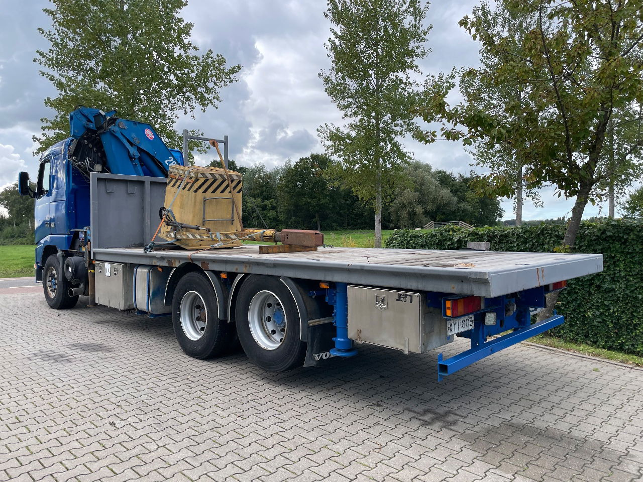 Volvo FH 16 FH16 420 with HMF 2820 crane with jib and front stamps Very Good Condition - Tovornjak z dvigalom: slika 3 Volvo FH 16 FH16 420 with HMF 2820 crane with jib and front stamps Very Good Condition - Tovornjak z dvigalom: slika 3