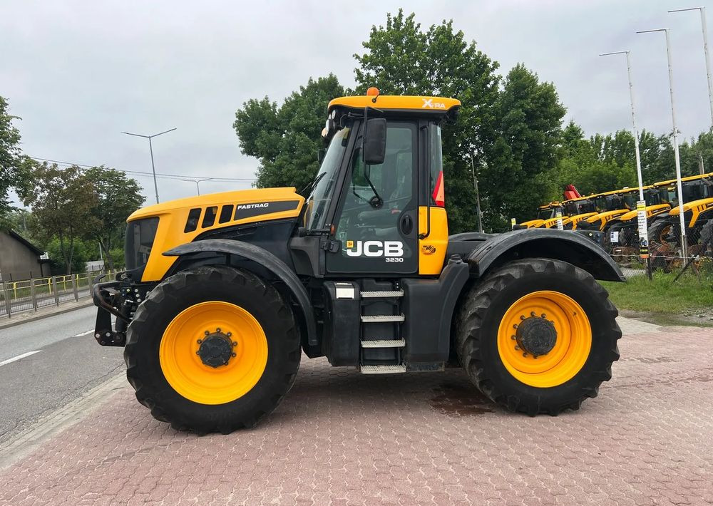 JCB Fastrac 3230 Xtra - Traktor: slika 2 JCB Fastrac 3230 Xtra - Traktor: slika 2