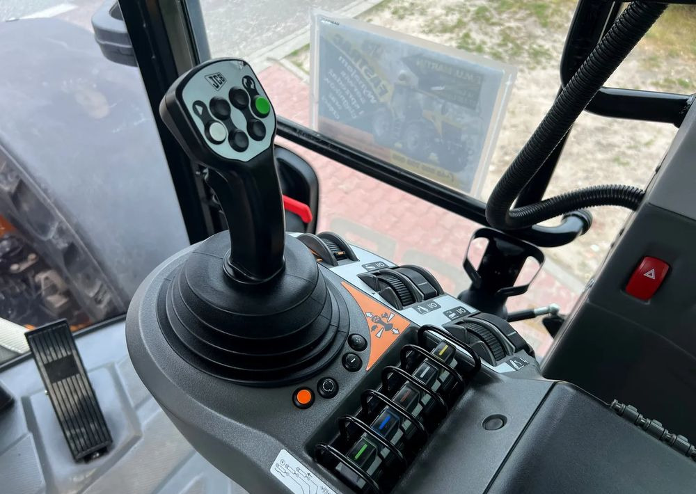 Traktor JCB Fastrac 4220: slika 19