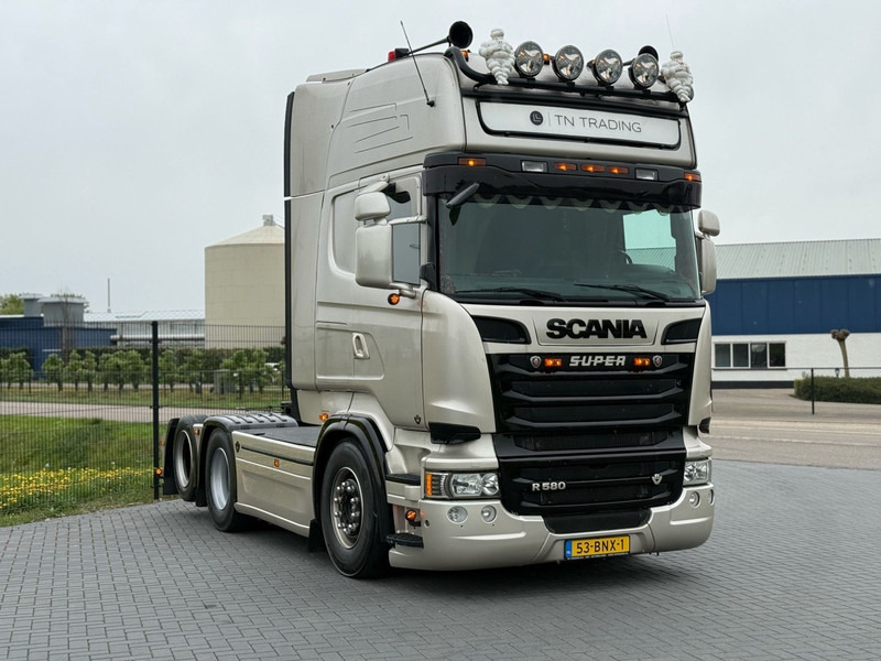 Scania R 580 SHOWTRUCK, VOLLUCHT, VOL SPOILER, RETARDER, SCHUIFSCHOTEL. - Vlačilec: slika 1 Scania R 580 SHOWTRUCK, VOLLUCHT, VOL SPOILER, RETARDER, SCHUIFSCHOTEL. - Vlačilec: slika 1