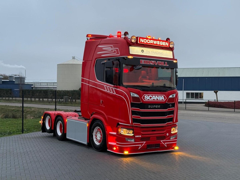 Scania S580 V8 NGS SHOW TRUCK, VOLLUCHT, SPECIAL INTERIOR, BOMVOL, ALS NIEUW. - Vlačilec: slika 1 Scania S580 V8 NGS SHOW TRUCK, VOLLUCHT, SPECIAL INTERIOR, BOMVOL, ALS NIEUW. - Vlačilec: slika 1