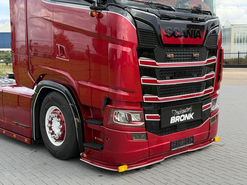 Scania S580 V8 NGS SHOWTRUCK, VOLLUCHT, RETARDER, LEER, GESTUURD. - Vlačilec: slika 2 Scania S580 V8 NGS SHOWTRUCK, VOLLUCHT, RETARDER, LEER, GESTUURD. - Vlačilec: slika 2