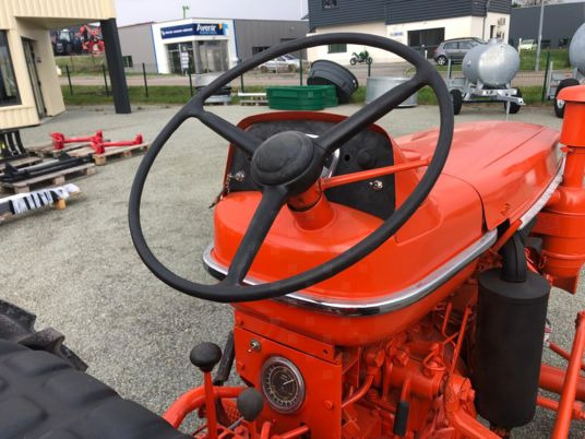 Renault SUPER 3 D tracteur à 8 500 € exo de tva - Traktor: slika 4 Renault SUPER 3 D tracteur à 8 500 € exo de tva - Traktor: slika 4