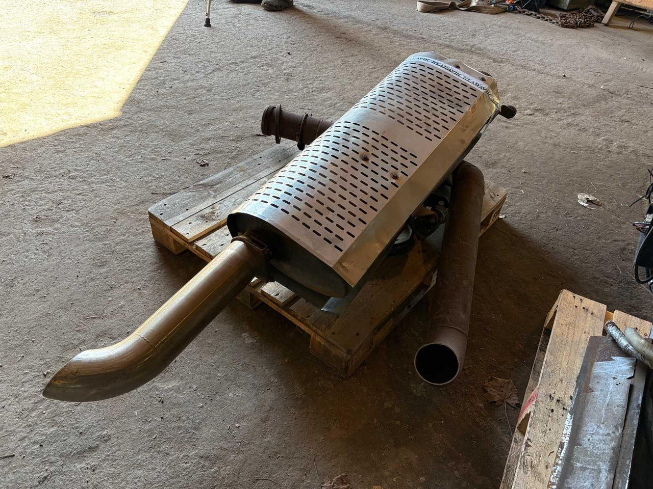 Sisu E model muffler and pipe - Dušilec za Tovornjak: slika 4 Sisu E model muffler and pipe - Dušilec za Tovornjak: slika 4